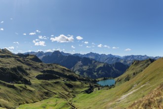 Mountain panorama from Zeigersattel to Seealpsee, on the left Höfats 2259m, in the centre the