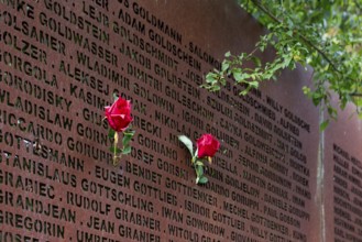 Pinned roses, name wall made of steel plates with a total of 2908 laser-engraved names of former
