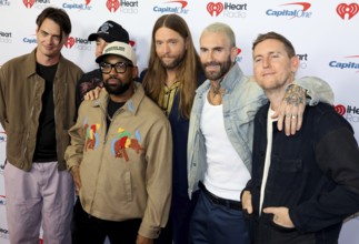 Sam Farrar, Matt Flynn, Paul PJ Morton, James Valentine, Adam Levine and Jesse Carmichael of Maroon