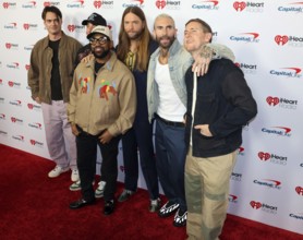 Sam Farrar, Matt Flynn, Paul PJ Morton, James Valentine, Adam Levine and Jesse Carmichael of Maroon