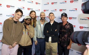 Sam Farrar, Matt Flynn, Paul PJ Morton, James Valentine, Adam Levine and Jesse Carmichael of Maroon