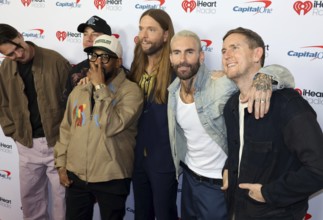 Sam Farrar, Matt Flynn, Paul PJ Morton, James Valentine, Adam Levine and Jesse Carmichael of Maroon