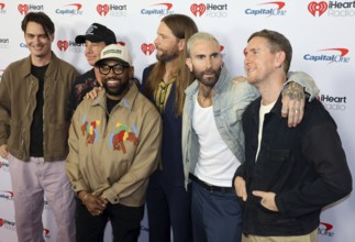 Sam Farrar, Matt Flynn, Paul PJ Morton, James Valentine, Adam Levine and Jesse Carmichael of Maroon
