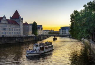 Sighseeing on the Spree in the evening sun, Museum Island, Berlin, Germany