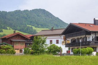 Houses with landscape and mountains, Reit im Winkl, Chiemgau, Upper Bavaria, Bavaria, Germany