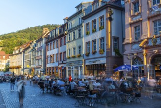 Menschein at outdoor tables on the market square, historic houses, Kurpfalz, Heidelberg,