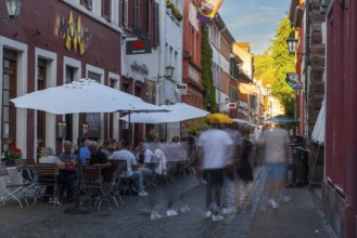People in a busy alley, restaurant, shadow, Untere Straße, Heidelberg, Kurpfalz, Baden-Württemberg,
