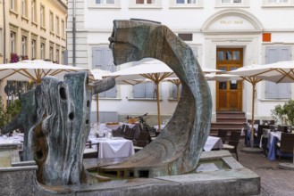 Sume fountain in front of restaurant, Plaza Mercado del Heno Heumarkt, Heidelberg, Kurpfalz,