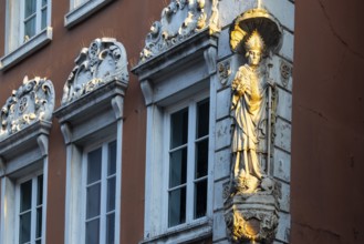 Bischoff on a historic house facade, window, Hauptstraße, Heidelberg, Kurpfalz, Baden-Württemberg,