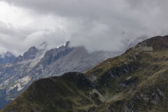 View over the Tremola to the Poncione di Fieud, the peaks of the Bedretto in the clouds, Passo