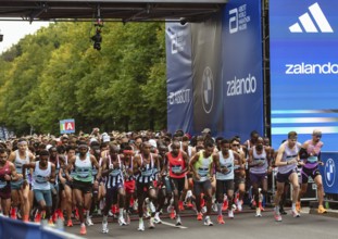 The elite group in front of the start of the Berlin Marathon 2025