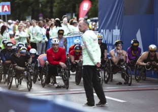 The handbikers shortly in front of the start of the Berlin Marathon 2025