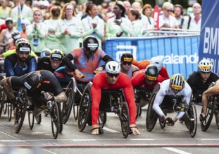 The handbikers shortly in front of the start of the Berlin Marathon 2025