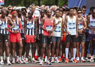 The elite group in front of the start of the Berlin Marathon 2025