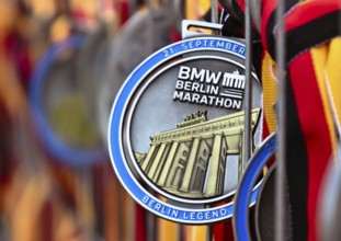 Medal with the Brandenburg Tor at the Berlin Marathon 2025