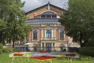 Festspielhaus, The Patron, installation by Ottmar Hörl, Festspielhügel, on the Green Hill,
