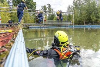 Emergency services practise the construction of footbridges, which are used e.g. in the event of