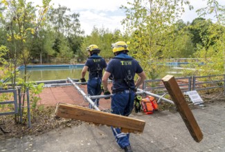 Emergency services practise the construction of footbridges, which are used e.g. in the event of