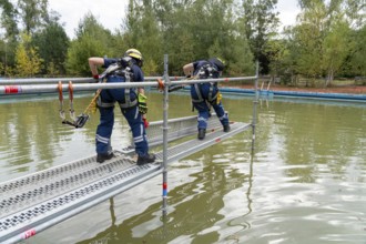 Emergency services practise the construction of footbridges, which are used e.g. in the event of