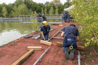 Emergency services practise the construction of footbridges, which are used e.g. in the event of
