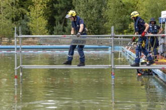 Emergency services practise the construction of footbridges, which are used e.g. in the event of