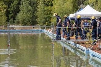 Emergency services practise the construction of footbridges, which are used e.g. in the event of