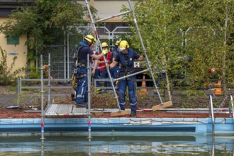 Emergency services practise the construction of footbridges, which are used e.g. in the event of