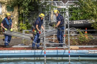 Emergency services practise the construction of footbridges, which are used e.g. in the event of