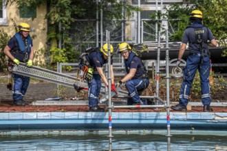 Emergency services practise the construction of footbridges, which are used e.g. in the event of