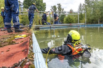 Emergency services practise the construction of footbridges, which are used e.g. in the event of