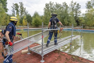 Emergency services practise the construction of footbridges, which are used e.g. in the event of