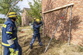 Securing a house wall, against which a car has driven and is in danger of collapsing, large-scale