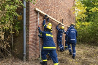 Securing a house wall, against which a car has driven and is in danger of collapsing, large-scale