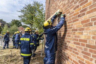 Securing a house wall, against which a car has driven and is in danger of collapsing, large-scale