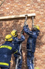 Securing a house wall, against which a car has driven and is in danger of collapsing, large-scale