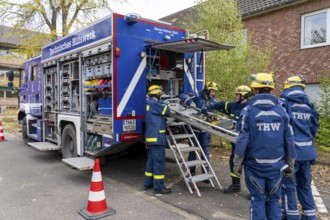 Securing a house wall, against which a car has driven and is in danger of collapsing, large-scale