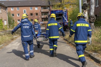 Rescue of people from a car that has crashed into a house, large-scale exercise FÜLEX25, of the