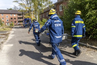 Rescue of people from a car that has crashed into a house, large-scale exercise FÜLEX25, of the