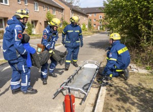 Rescue of people from a car that has crashed into a house, large-scale exercise FÜLEX25, of the