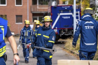 Securing a house wall, against which a car has driven and is in danger of collapsing, large-scale