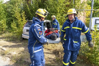 Rescue of people from a car that has crashed into a house, large-scale exercise FÜLEX25, of the