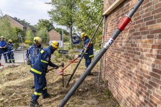 Securing a house wall, against which a car has driven and is in danger of collapsing, large-scale