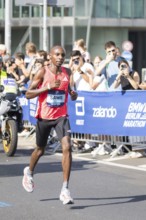 Sabastian Sawe (KEN), eventual winner, at KM38 in front of Potsdamer Platz at the 51st BMW Berlin