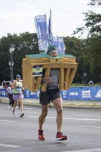 A runner with the Brandenburg Gate as a foam dummy on the Great Star at the 51st BMW Berlin