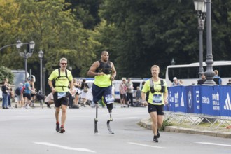 A runner with prosthetic legs on the Großer Stern at the 51st BMW Berlin Marathon 2025 on 21