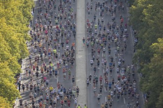 Runners on the Straße des 17. Juni seen from the Victory Column at the 51st BMW Berlin Marathon