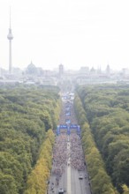 Start on Straße des 17. Juni seen from the Victory Column at the 51st BMW Berlin Marathon 2025 on