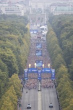 Start on Straße des 17. Juni seen from the Victory Column at the 51st BMW Berlin Marathon 2025 on