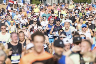 Runners on the Moltke Bridge at the 51st BMW Berlin Marathon 2025 on 21 September 2025
