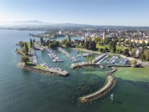 Harbour area, ferry port, yacht harbour, marina of the town of Romanshorn with Seepark, on the left